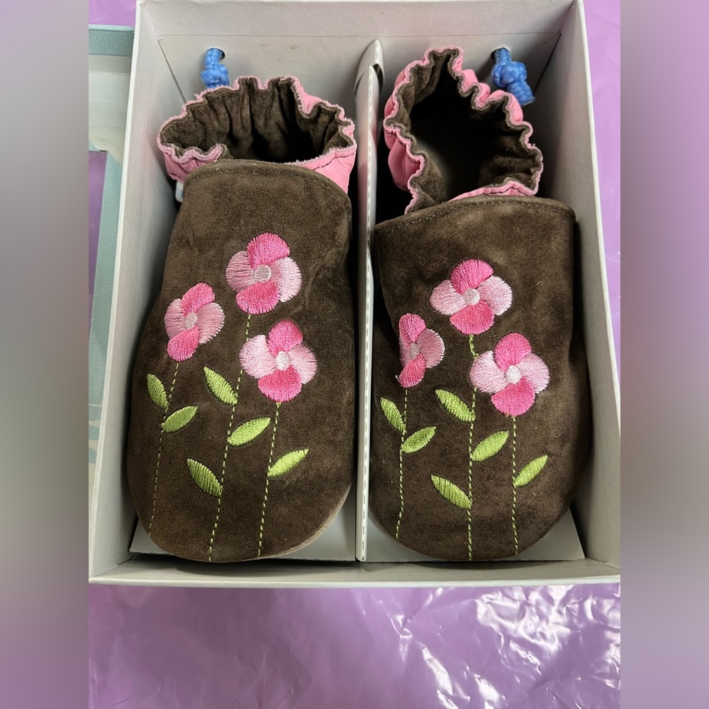 New Robeez soft sole  Pinwheel flower expresso